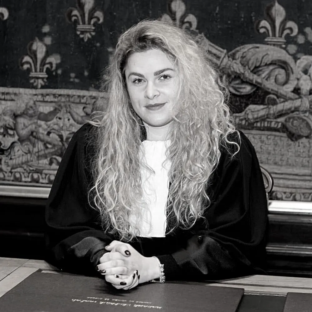 Portrait de Maître Estelle Boccara en robe d’avocat